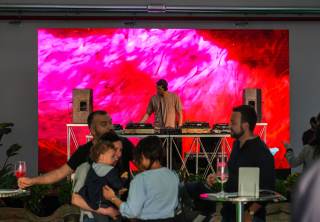 Foto del DJ alla console