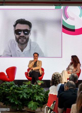 Foto del palco con l\'assessore Barberis ed il sindaco Matteo Biffoni in collegamento sullo schermo